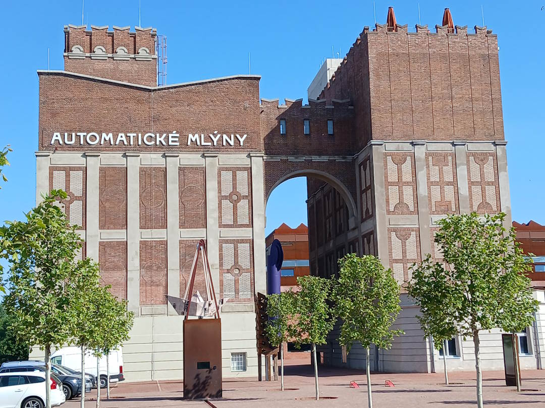 Pohled na automatické mlýny z venku