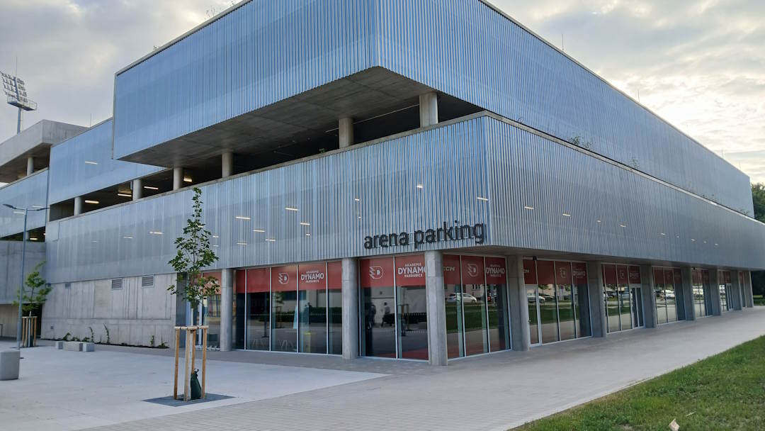 Pohled na budovu parkovacího domu z venku