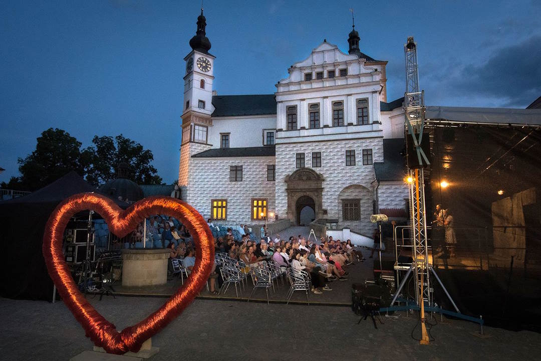 Pohled na nádvoří pardubického zámku během festivalu Pernštejnlove